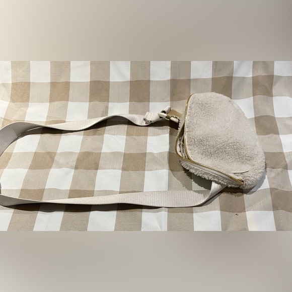 BRAND NEW WHITE FUZZY LULULEMON CROSS BODY BAG - Picture 8 of 8
